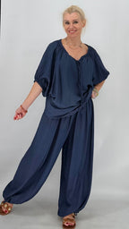 Lässiger Damen -Set in Creme und Marineblau