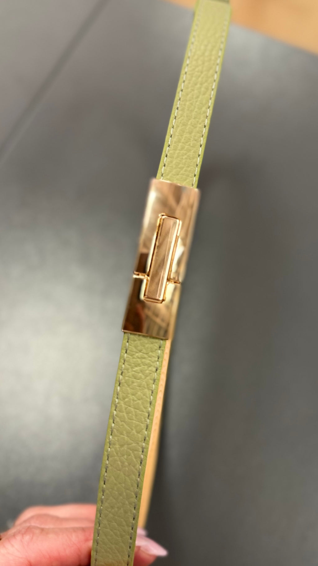 Eleganter Ledergürtel mit goldener Magnet-Schnalle