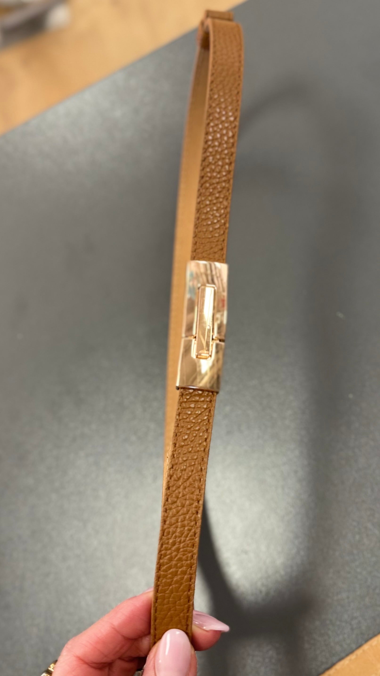 Eleganter Ledergürtel mit goldener Magnet-Schnalle