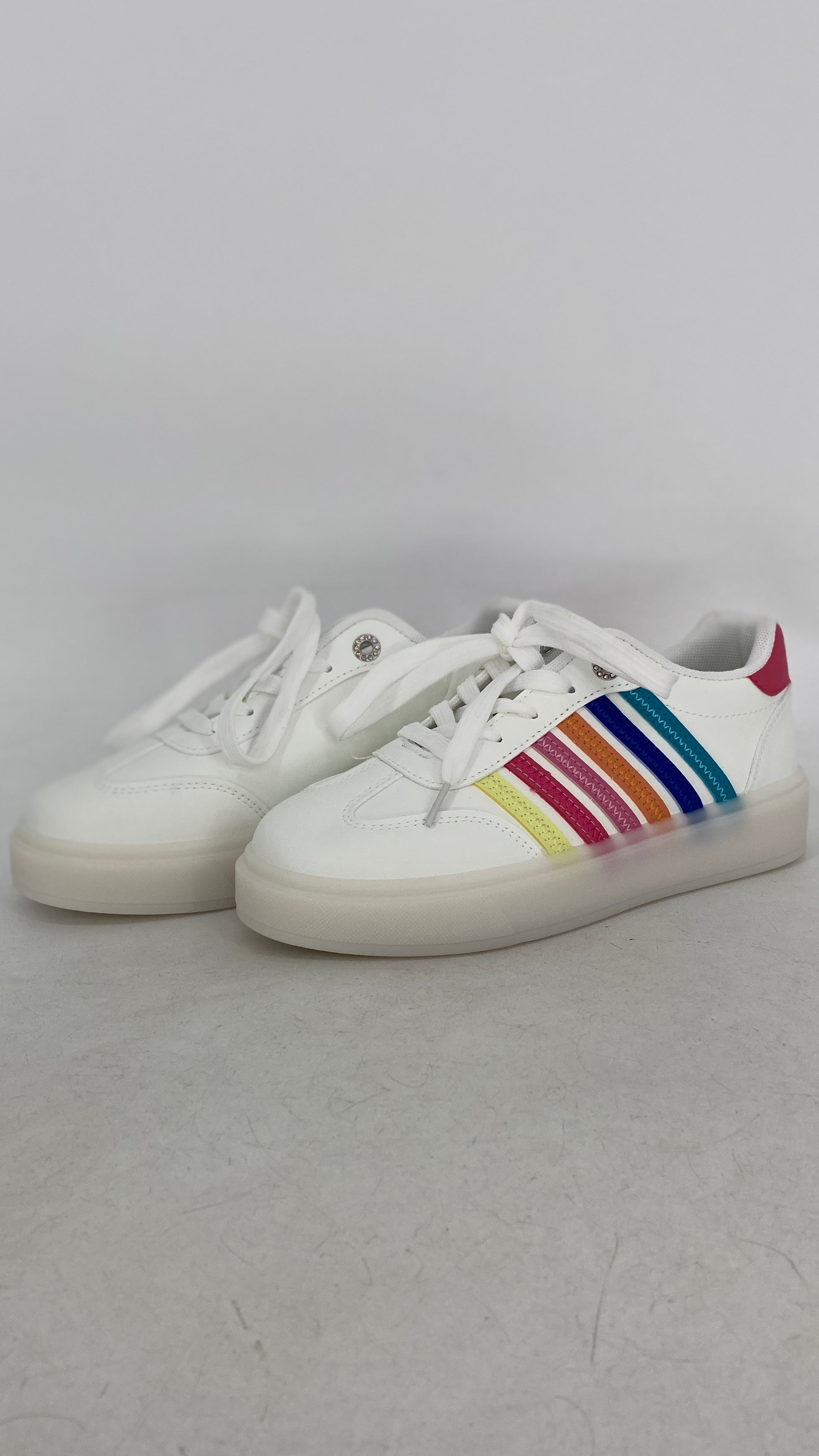 Sneaker weiß mit farbigen Streifen