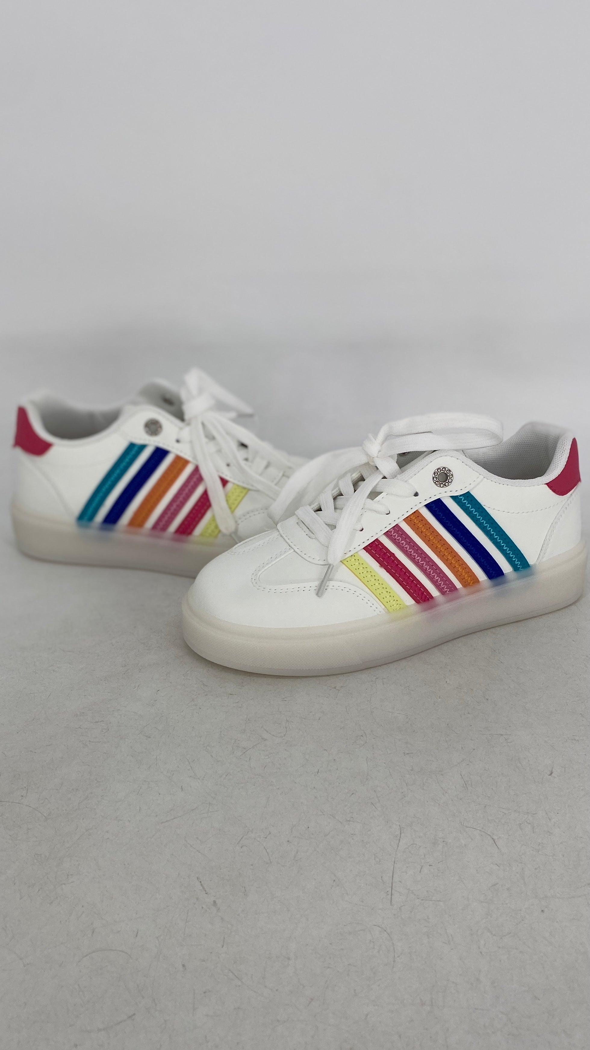 Sneaker weiß mit farbigen Streifen