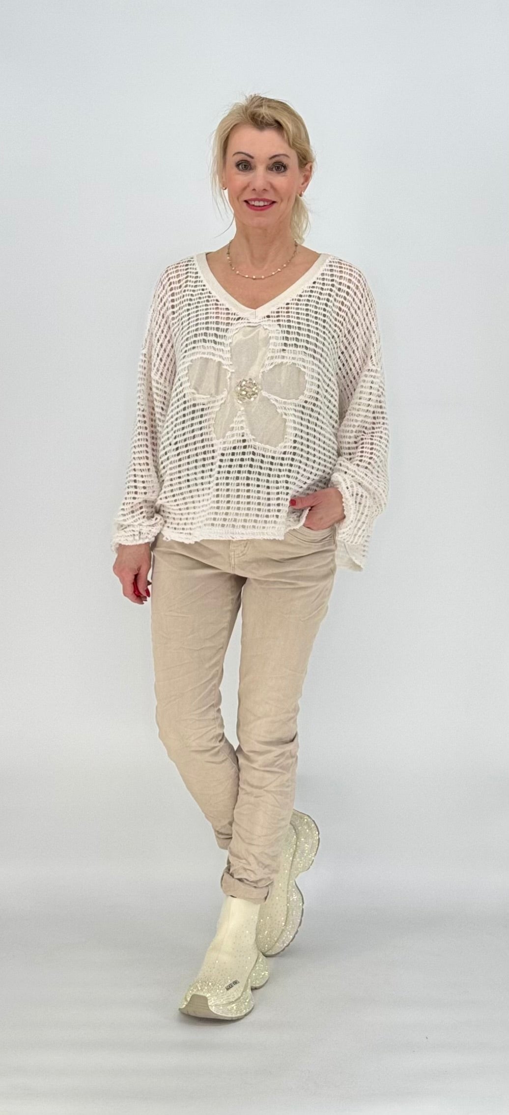 Netz Shirt mit Blumenprint in Weiß / Creme