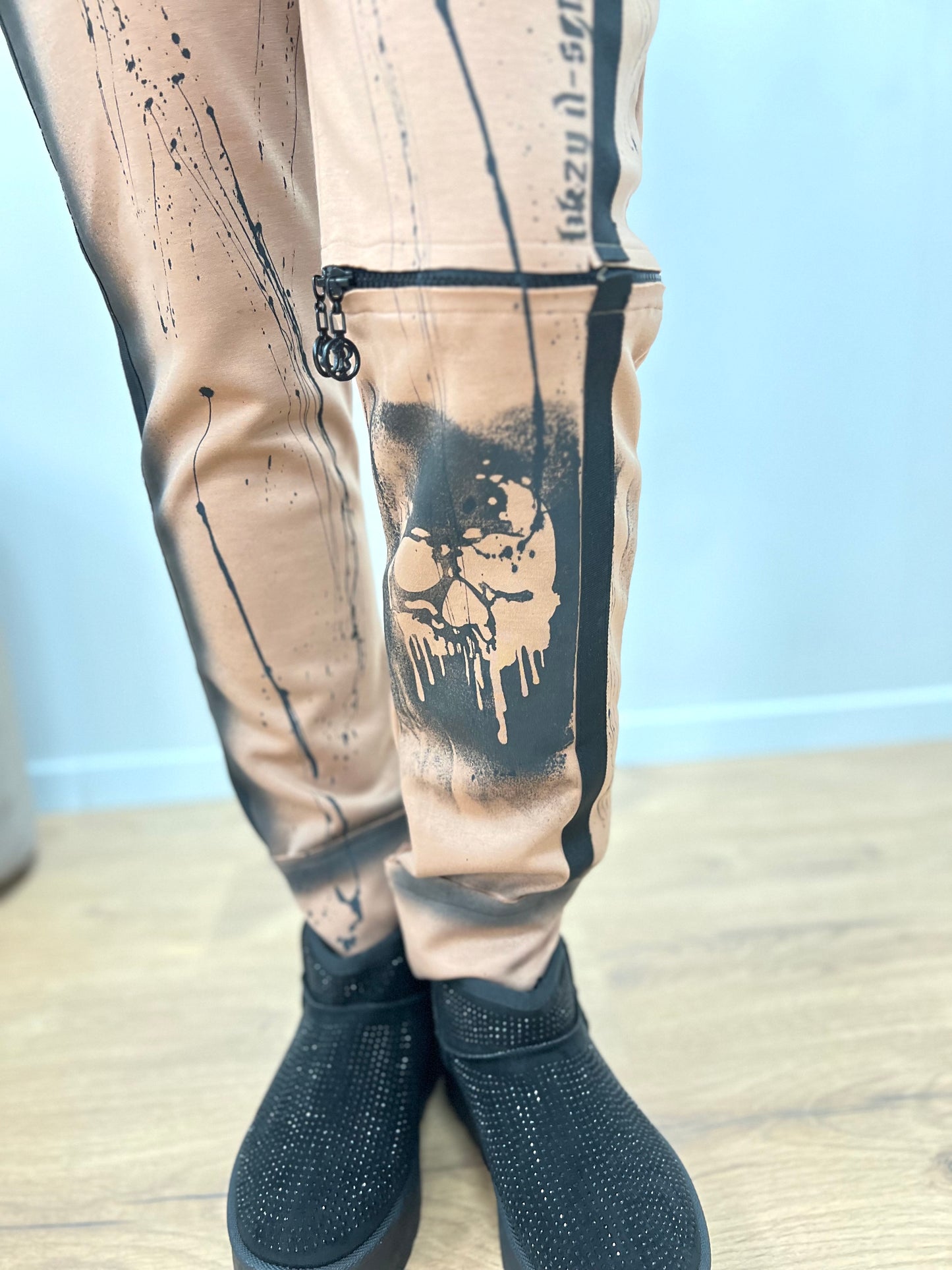 Coole Hose in braun mit viel Extras
