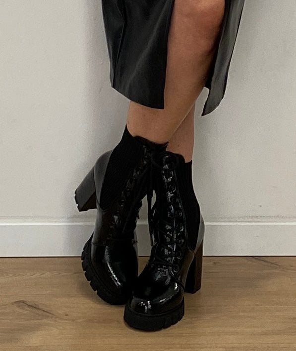 Boots Lack in schwarz mit Absatz