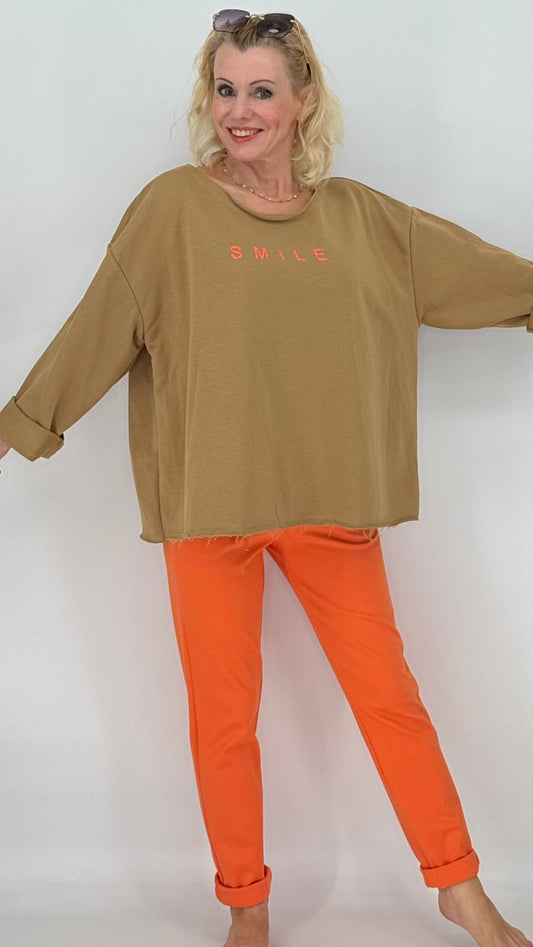 Sweatshirt in camel, "SMILE"