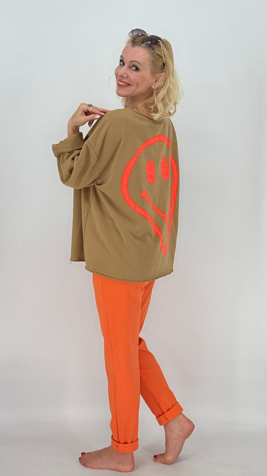 Sweatshirt in camel, "SMILE"