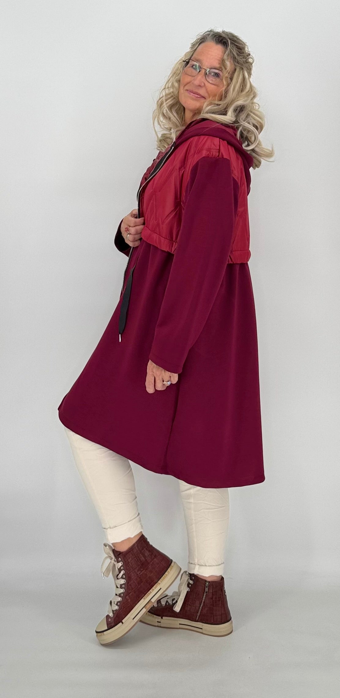 Leichte lange Steppjacke, burgunderfarbene