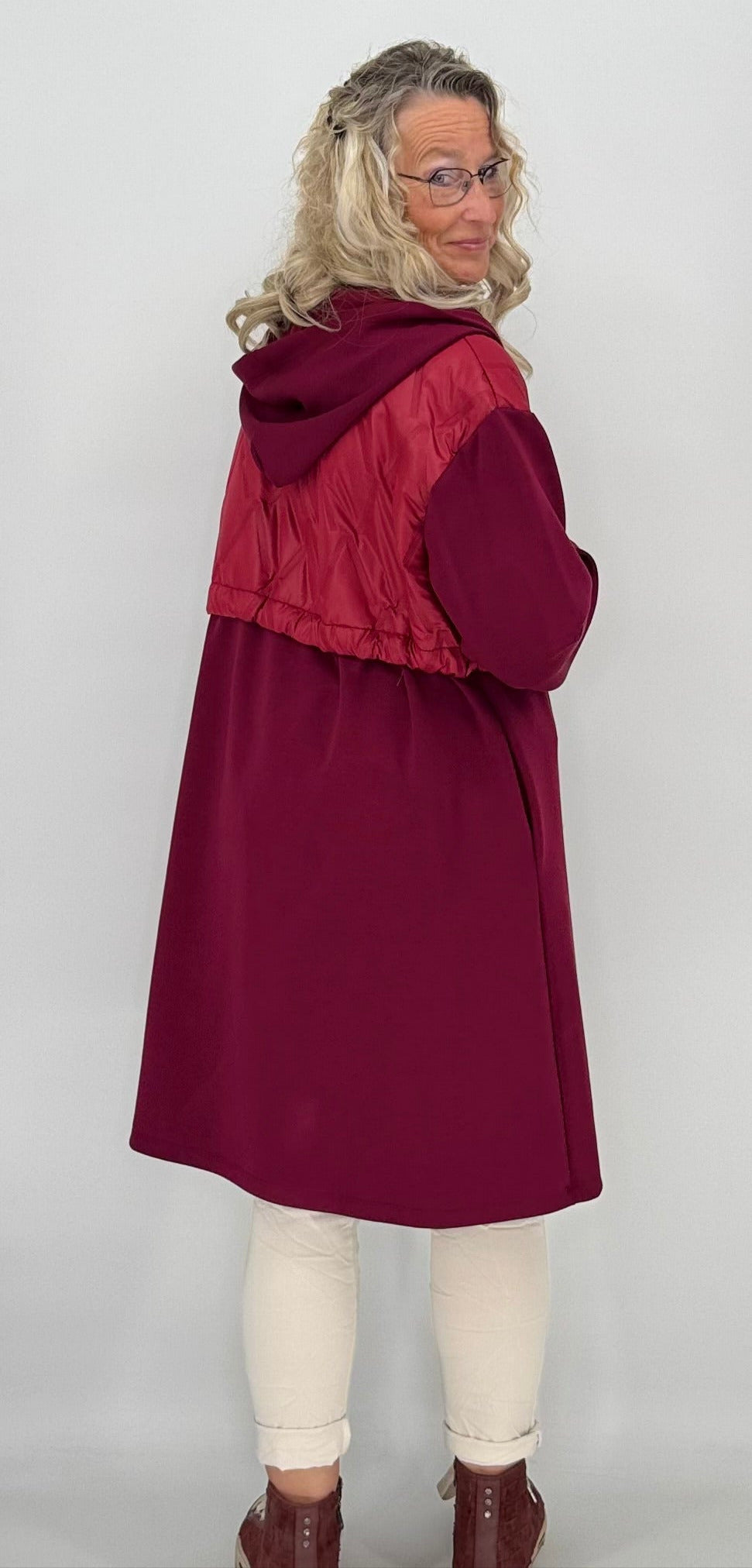 Leichte lange Steppjacke, burgunderfarbene