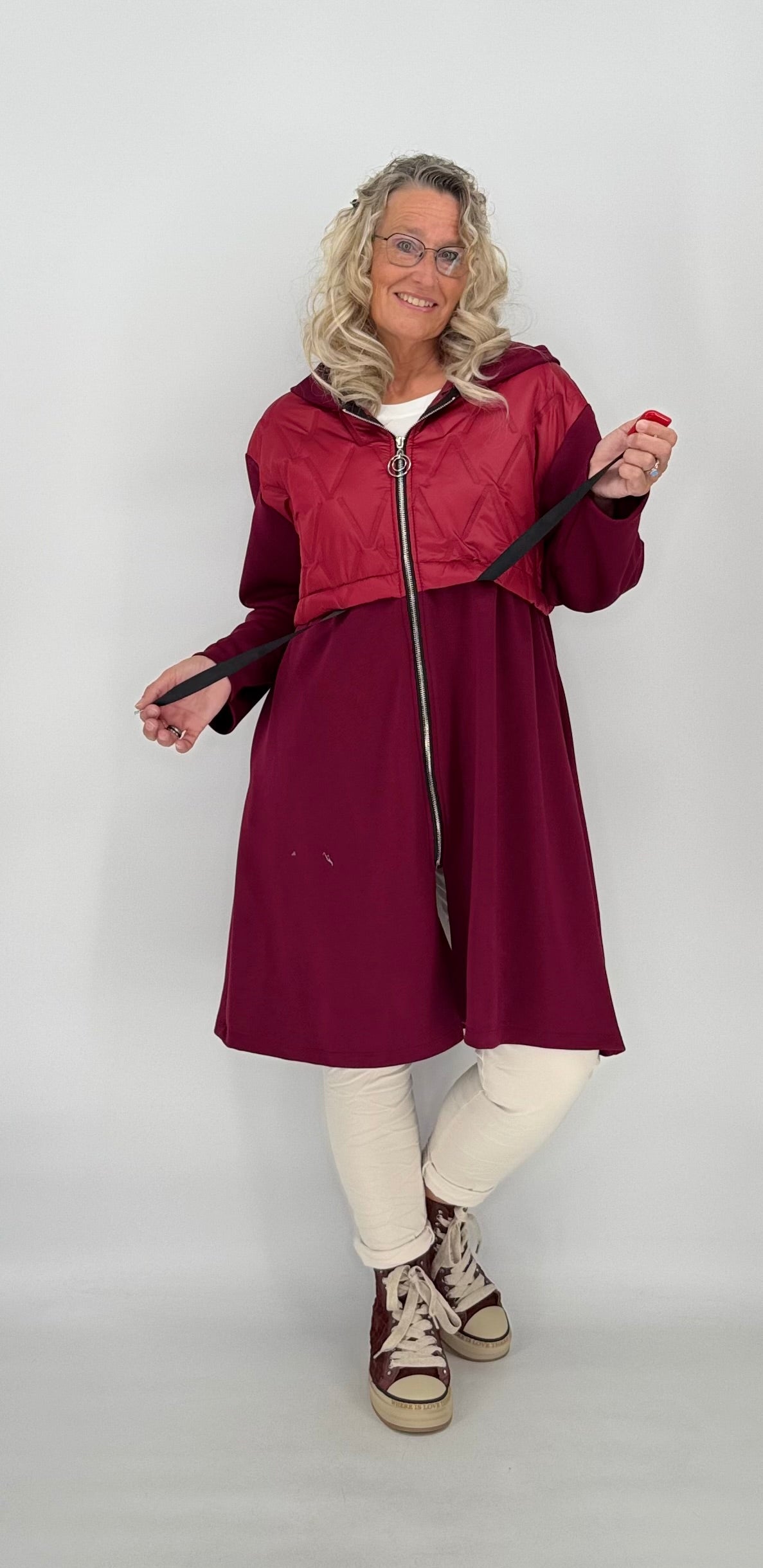 Leichte lange Steppjacke, burgunderfarbene