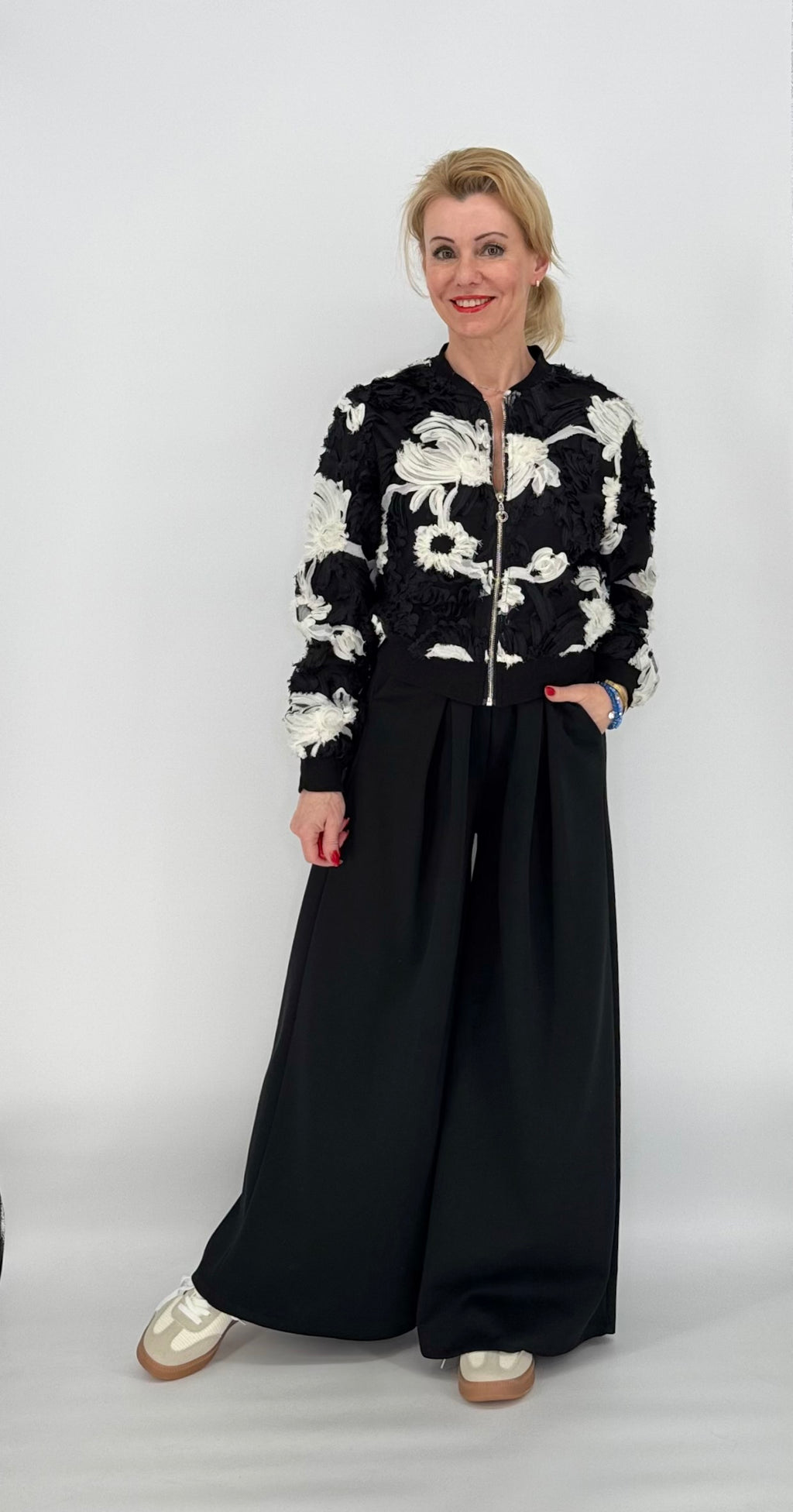 Hose mit Gürtel, schwarz