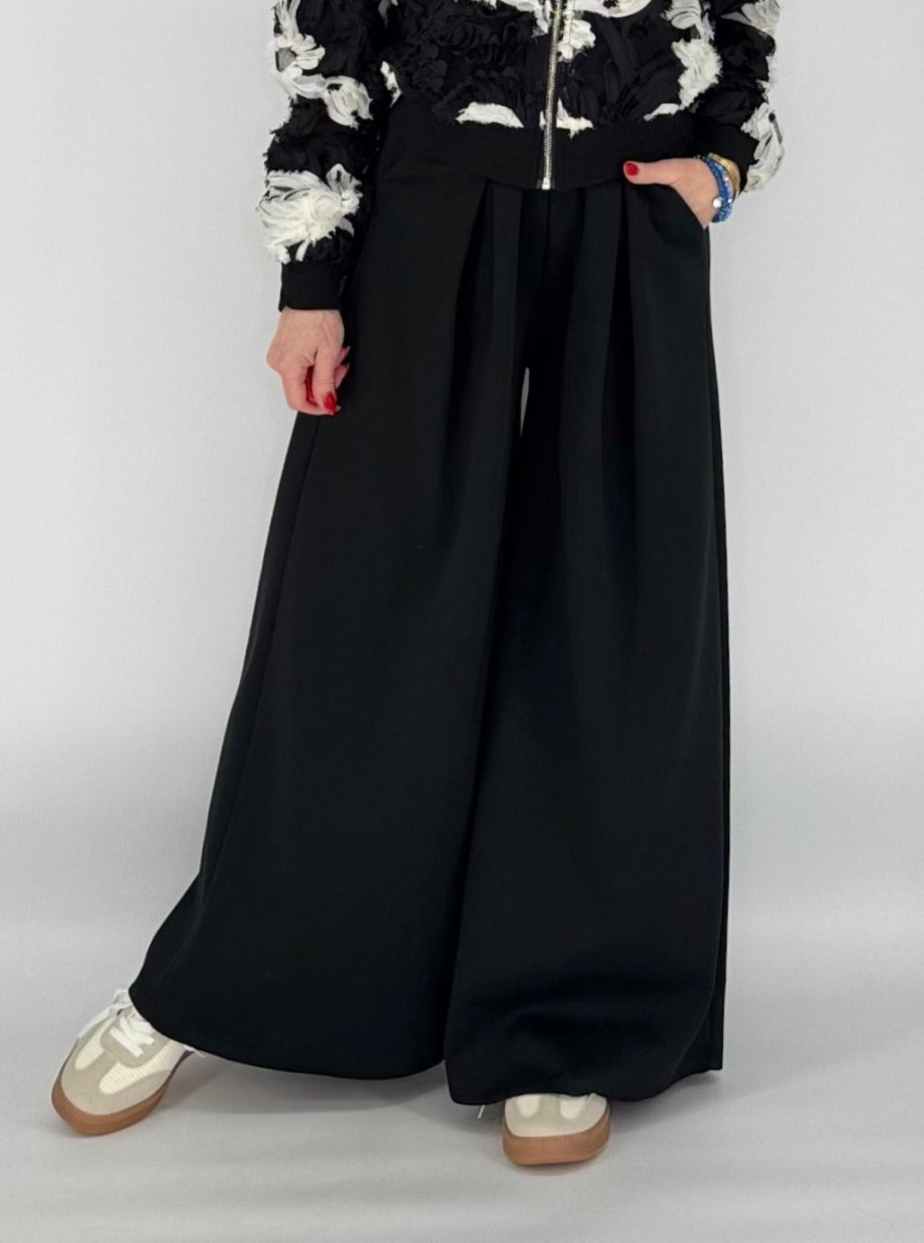 Hose mit Gürtel, schwarz