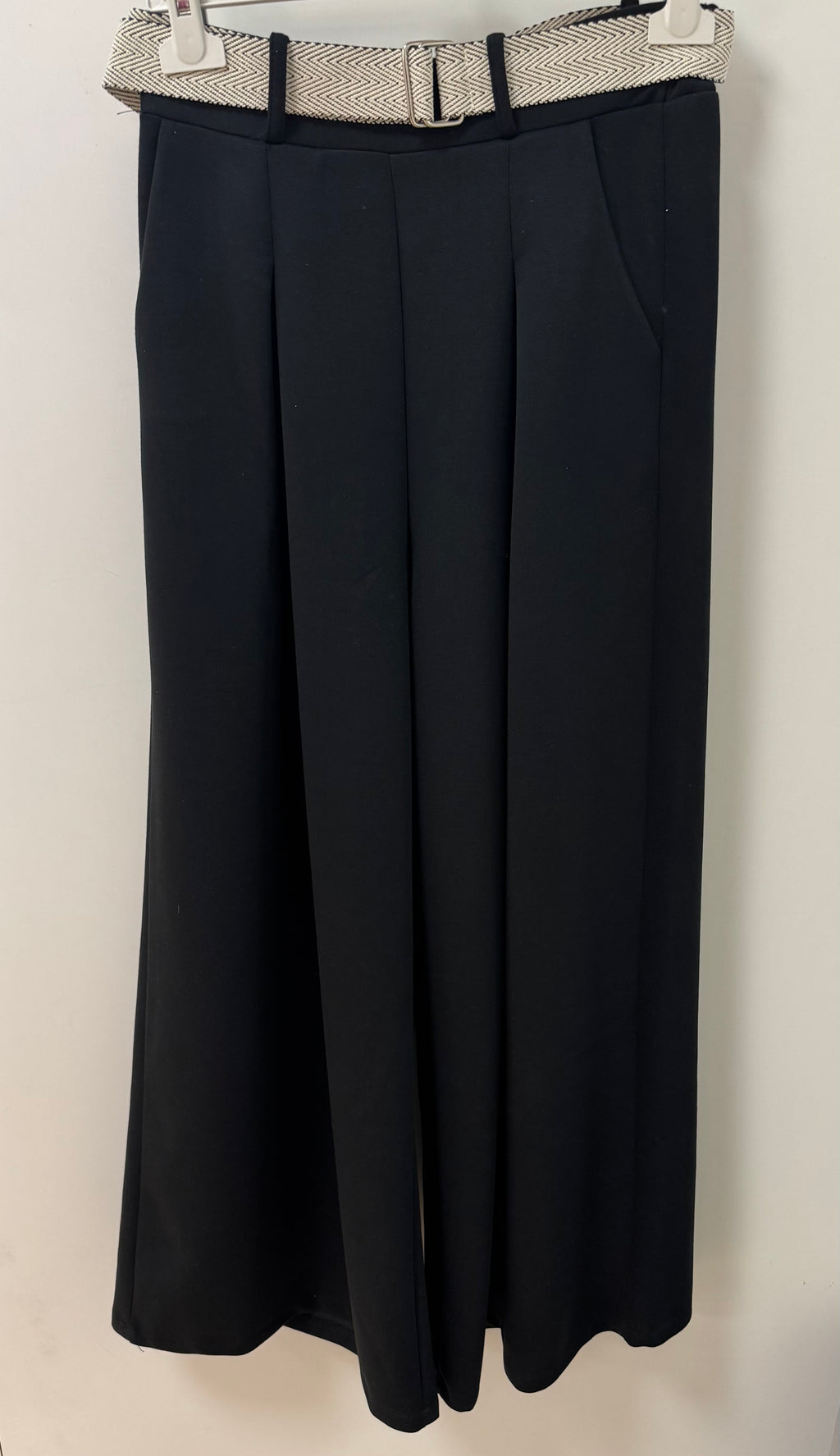 Hose mit Gürtel, schwarz