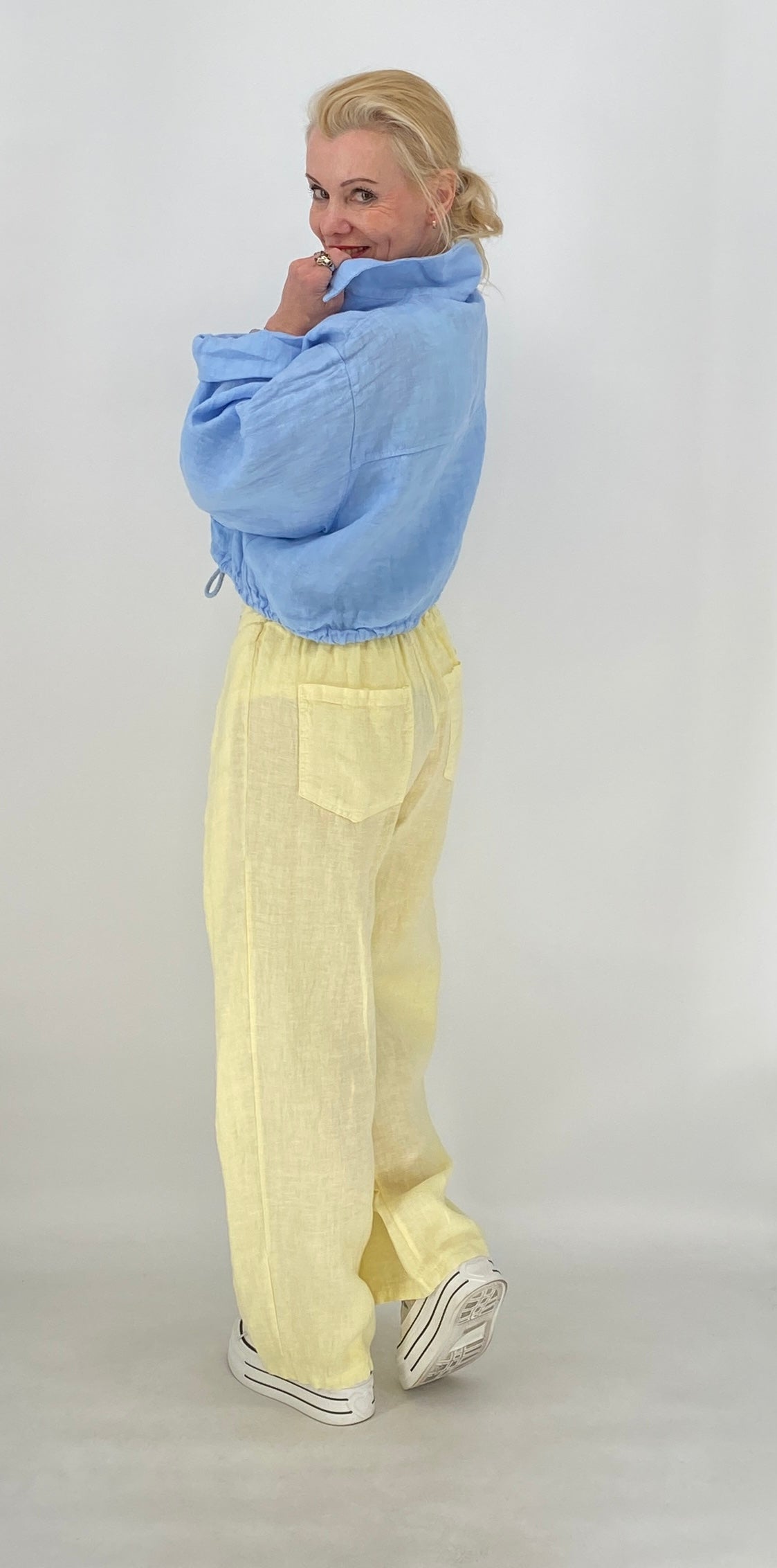 Cozy Leinen Oberteil in Himmelblau mit Knopfleiste