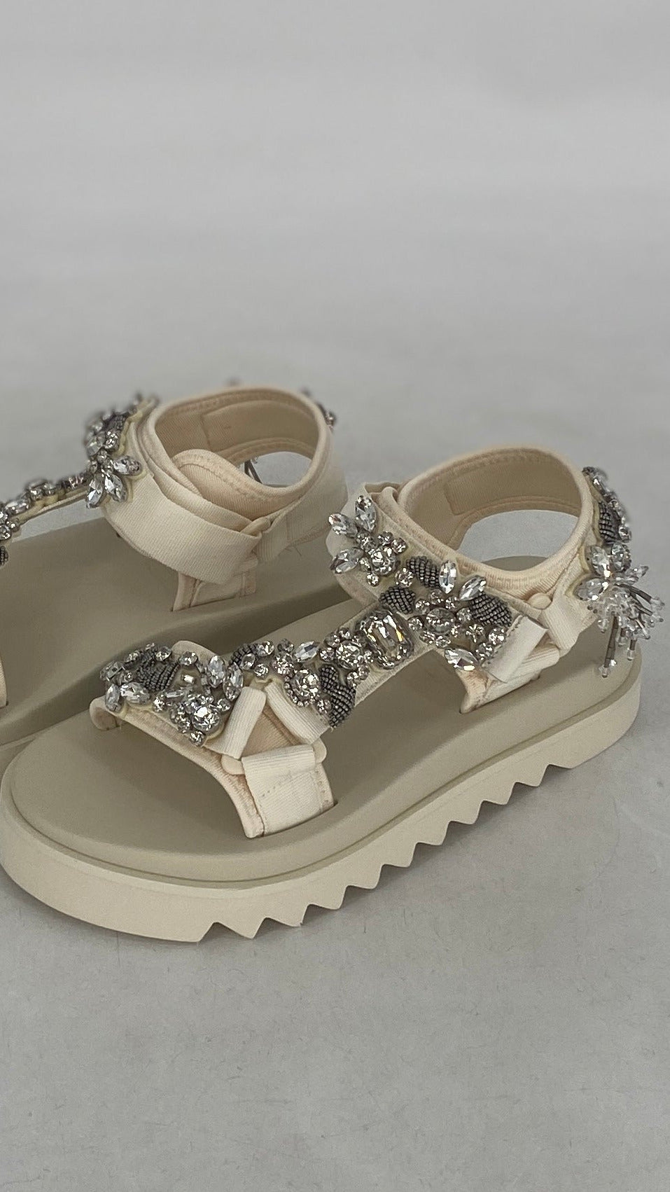 Sandalen NAN-KU in Creme
