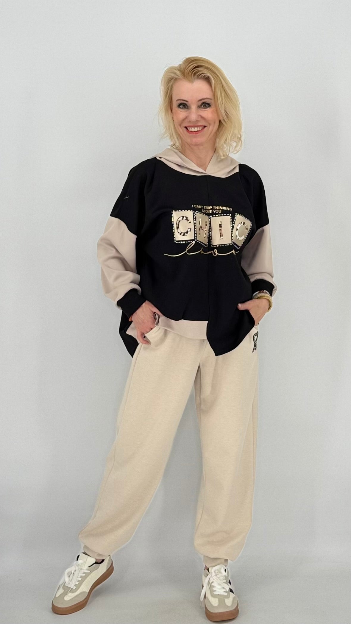 Hoodie beige/schwarz "CHIC"