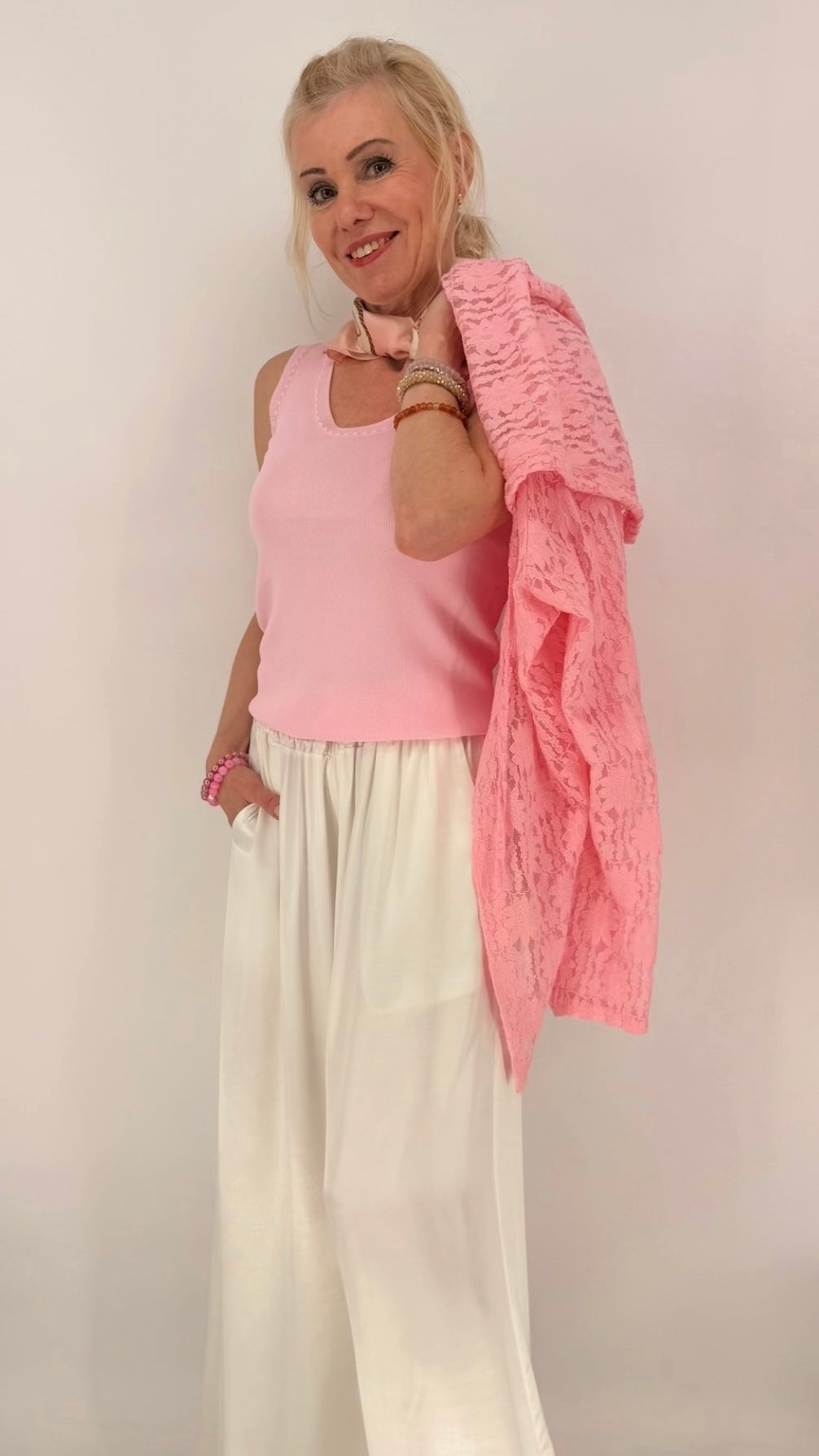 Jacke im Spitzenlook mit Kapuze in Rosa, Beige, Weiß